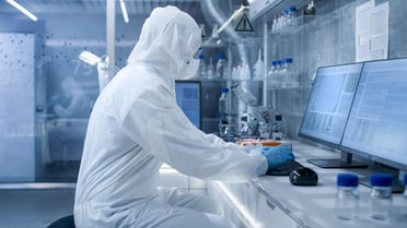Wissenschaftlerin im Labor vor Computerbildschirmen
