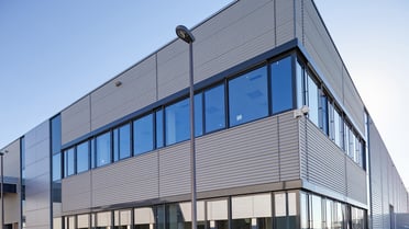 Außenansicht eines modernen Bürogebäudes