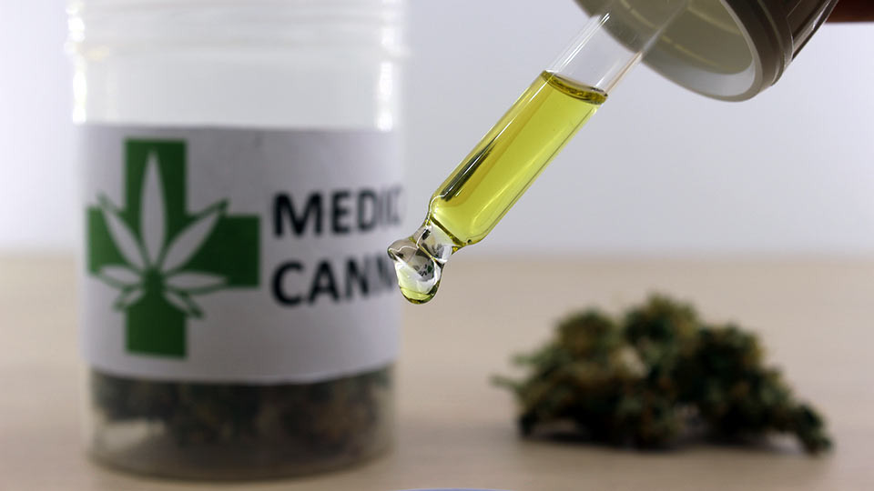Medizinisches Cannabis und Pipette